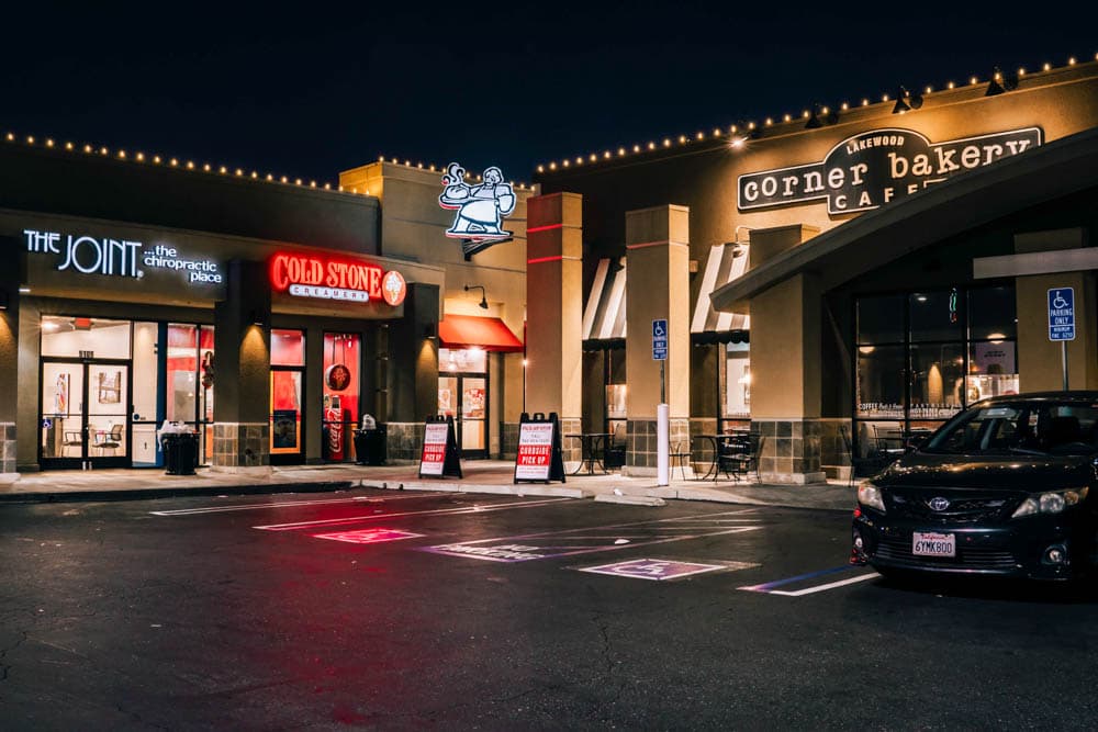 Corner Bakery at Lakewood Galleria with warm white roofline lighting installed by HLI